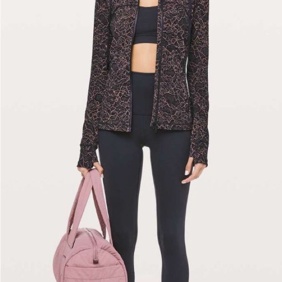 Lululemon Hooded Define in size 4
Jacket *Nulu
Lacescape Spanish Rose Black - Picture 2 of 6